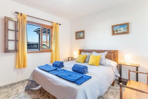3 bedrooms, iron/ironing board, free WiFi, bed sheets