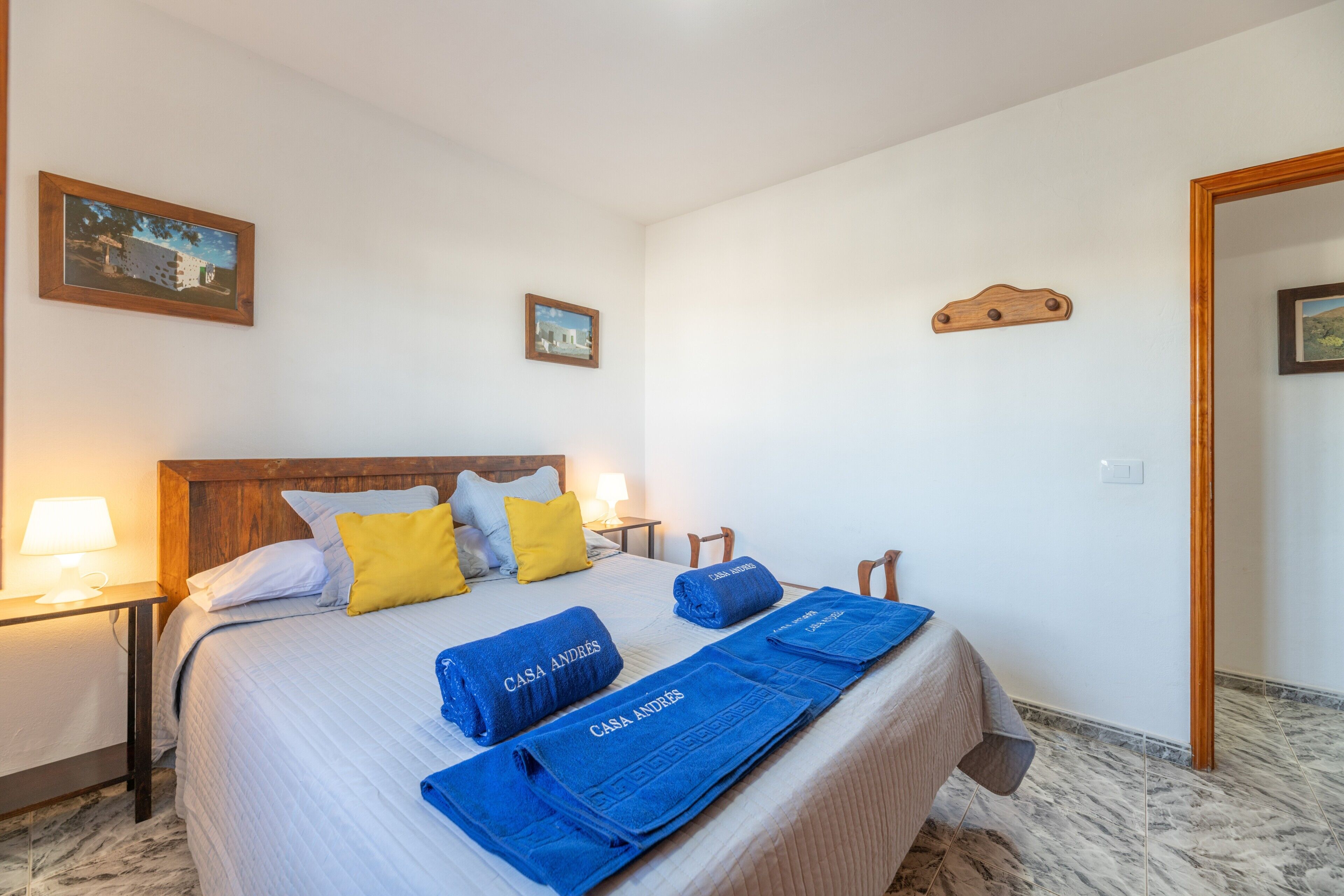 3 slaapkamers, een strijkplank/strijkijzer, gratis wifi, beddengoed