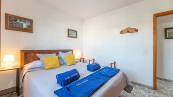 3 slaapkamers, een strijkplank/strijkijzer, gratis wifi, beddengoed