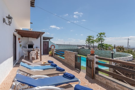 Outdoor dining. Holiday Apartment 'Andres House' with Sea View, Private Pool and Wi-Fi