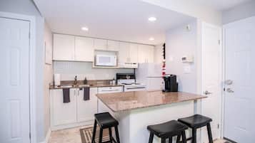 Apartemen Standar, 1 Tempat Tidur Queen dengan tempat tidur Sofa, pemandangan gunung, tepi gunung | Dapur pribadi