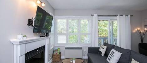 Apartamento standard, 1 cama Queen e sofá-cama, vista para a montanha, ao lado da montanha | Área de estar | TV