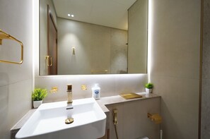 Dusche, Haartrockner, Bidet, Handtücher
