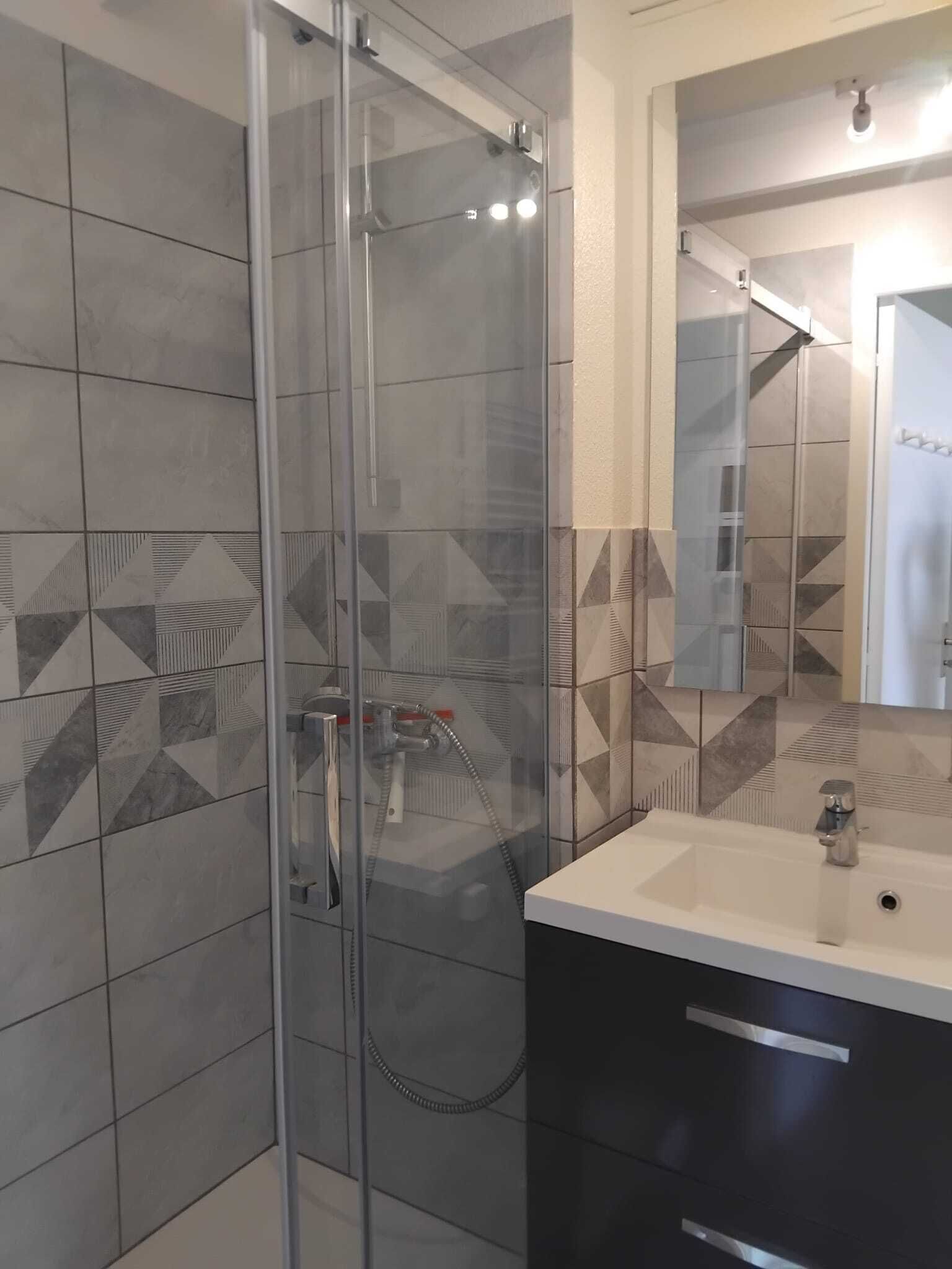 Sèche-cheveux, savon, papier toilette