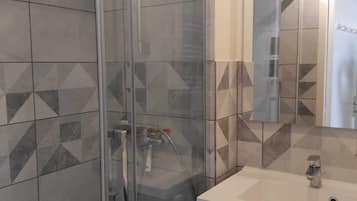 SĂšche-cheveux, savon, papier toilette