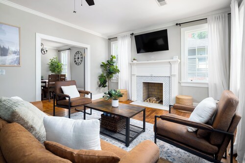 Midtown Brick Cottage 3BR, 2BA • 15 Mins to Ft Moore