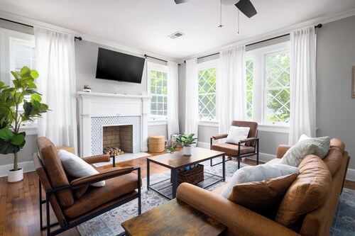 Midtown Brick Cottage 3BR, 2BA • 15 Mins to Ft Moore