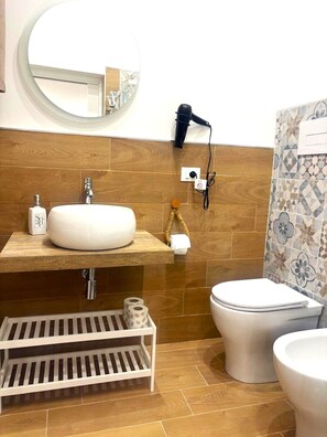 Bruser, hårtørrer, bidet, Sæbe
