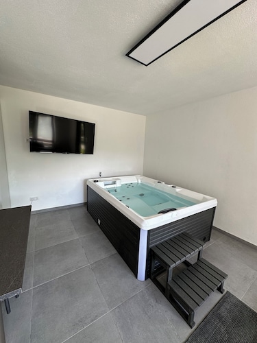Quiet vacation apartment with whirlpool and barrel sauna