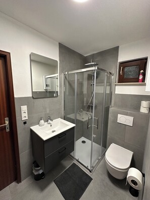 Serviettes fournies, savon, papier toilette