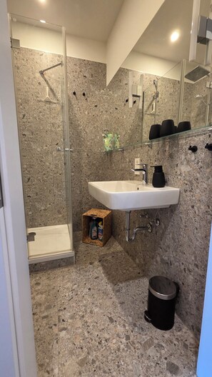 Douche, sèche-cheveux, serviettes fournies, savon