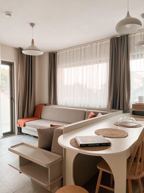 Apartamento de lujo, vistas parciales al mar | Zona de estar