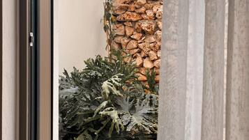 Luksushuoneisto, patio, näköala puutarhaan | Terassi/patio