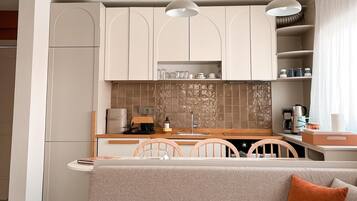 Departamento de lujo, balcón, vista a la montaña | Área de sala de estar