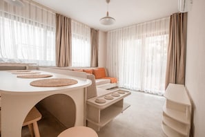 Condo de lujo, vista a la montaña | Área de sala de estar