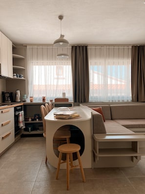 Apartamento superluxo, sacada, vista para a montanha | Área de estar