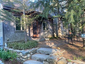 Outdoor dining - 1-bedroom apartment in Falmouth, on bike path, close to beach and town (Falmouth)