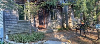 1-bedroom apartment in Falmouth, on bike path, close to beach and town