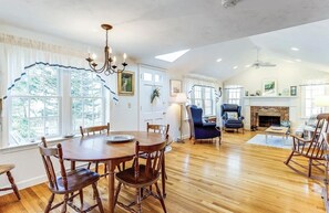 Dining - Charming Cape Cod Cottage walking distance to the beach (Harwich)