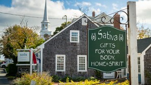 Exterior detail - Charming Cape Cod Cottage walking distance to the beach (Harwich)