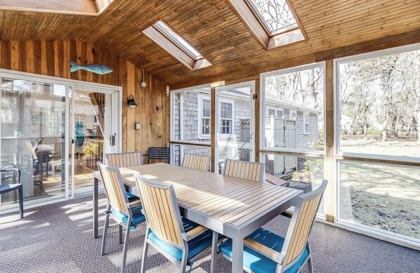 Outdoor dining - Charming Cape Cod Cottage walking distance to the beach (Harwich)