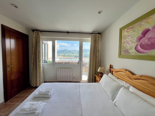 1 chambre, fer et planche à repasser
