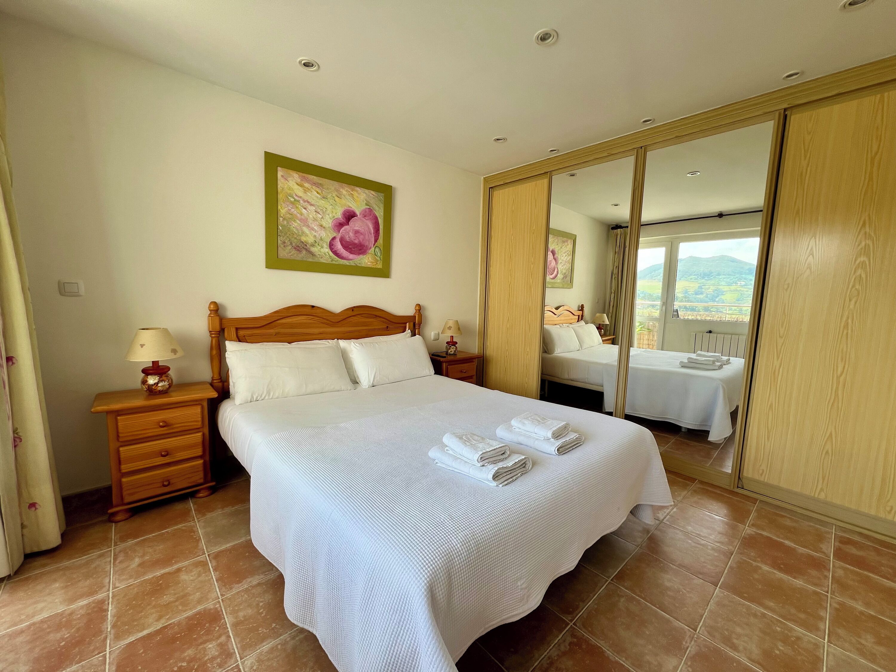 1 chambre, fer et planche à repasser