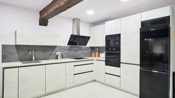 Coffee/tea maker, fridge, microwave, oven