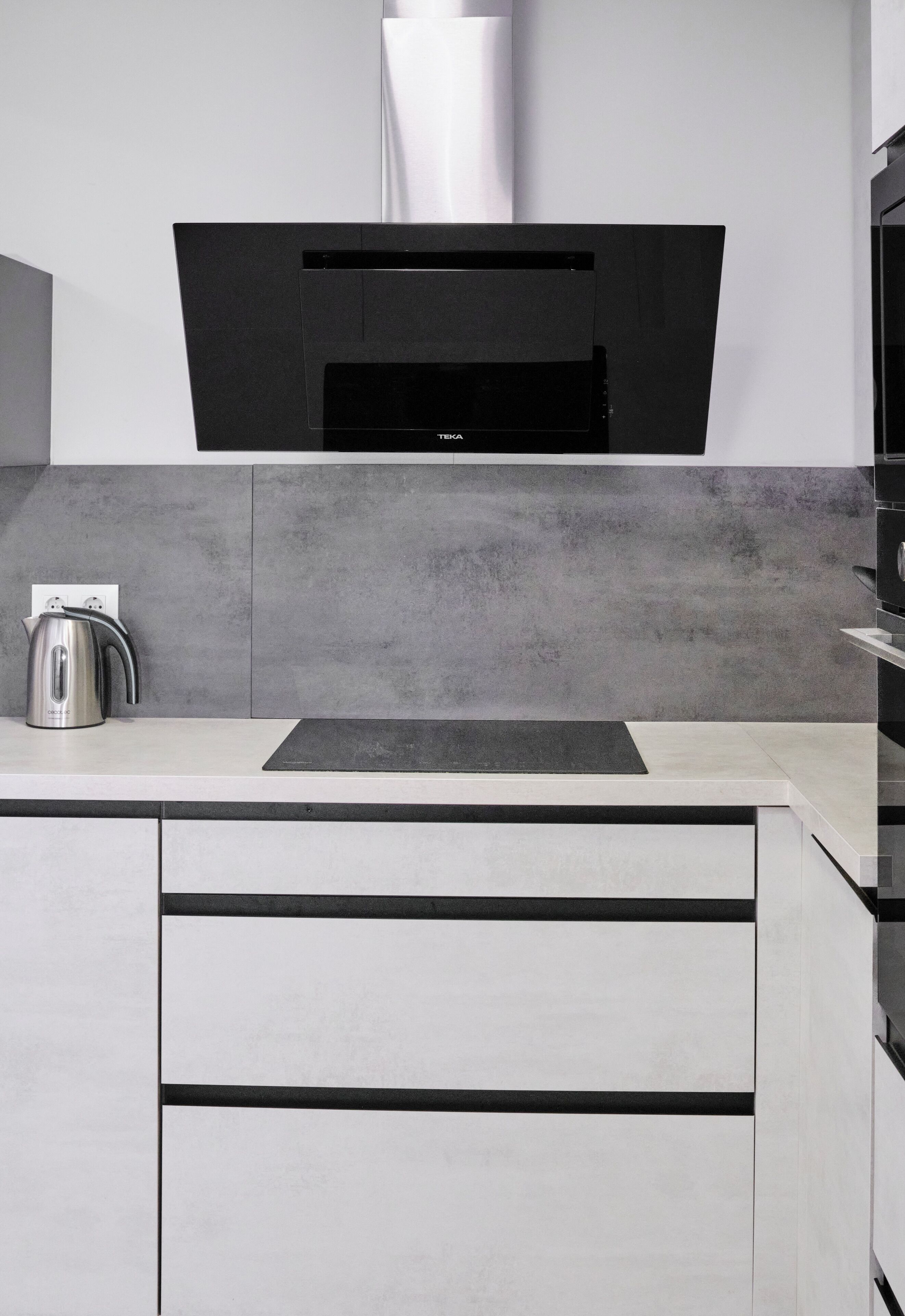 Frigorífico, microondas, horno y placa de cocina