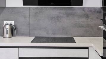 Frigorífico, microondas, horno y placa de cocina