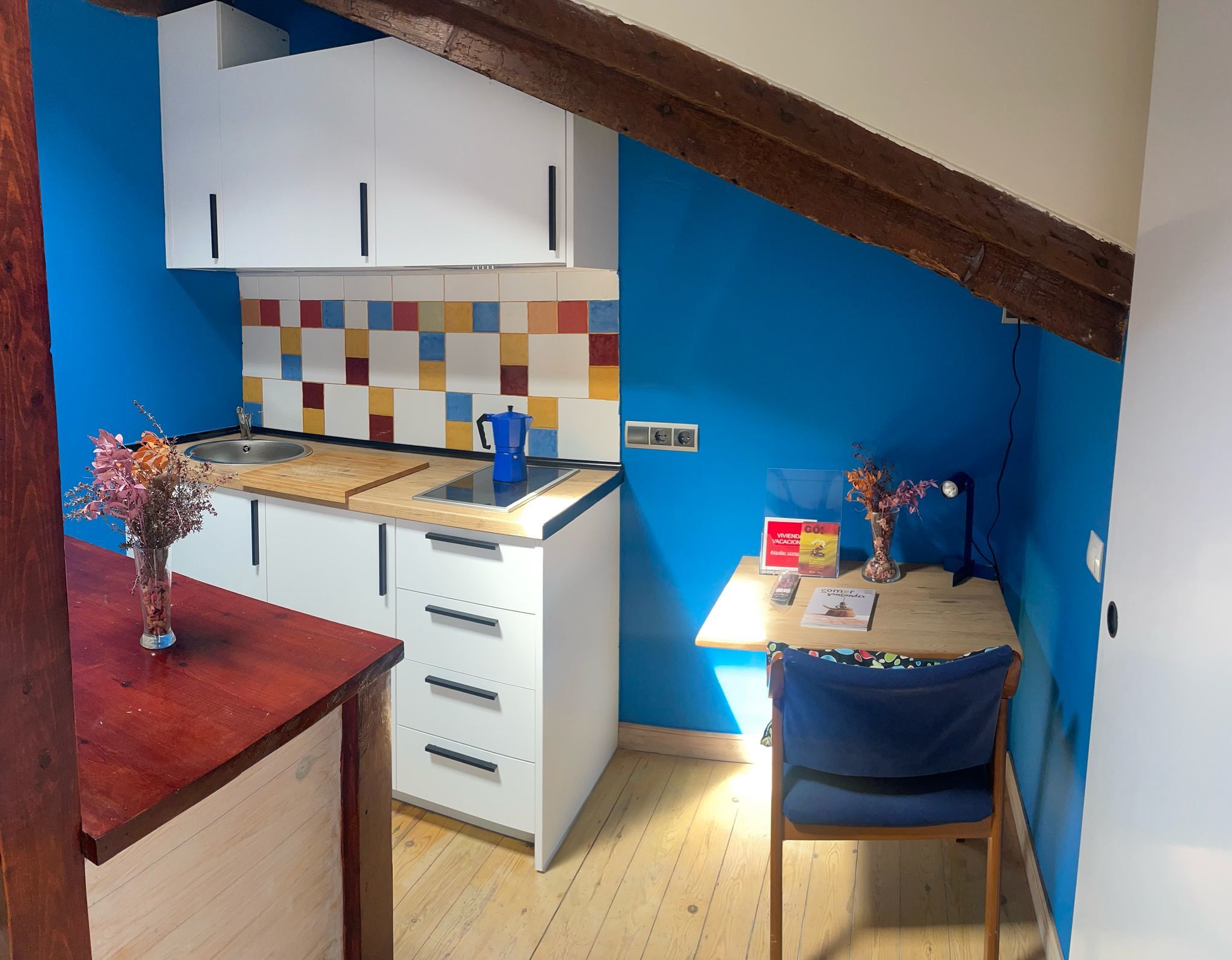 Réfrigérateur, micro-ondes, plaque de cuisson, cafetière/bouilloire