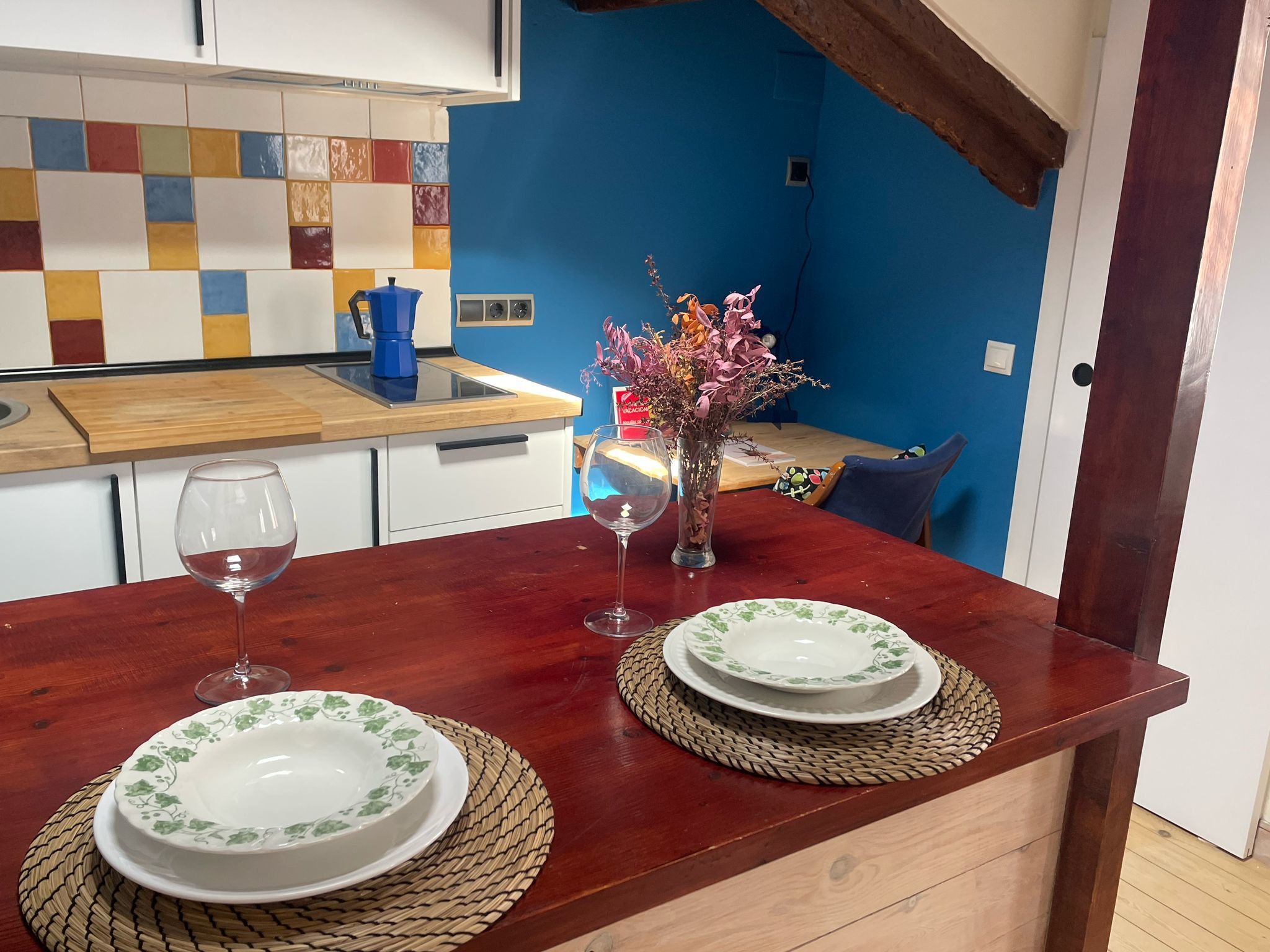 Frigorífico, microondas, placa de cocina y cafetera o tetera
