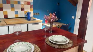 Frigorífico, microondas, placa de cocina y cafetera o tetera