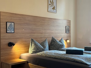 Deluxe Apartment | Hypo-allergenic bedding, individually decorated, individually furnished