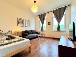 Apartamento luxo | Área de estar | TV de tela plana 30 polegadas com canais a cabo