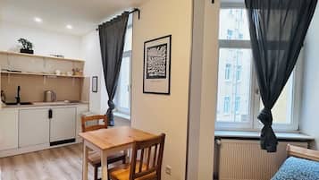 Kamar Double Basic, pemandangan halaman | Seprai antialergi dan didekorasi berbeda-beda