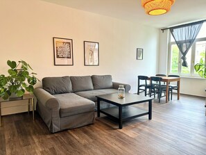 Family Apartment | Living area | 30-inch flat-screen TV with cable channels - Appartementhaus am Dom  (Halle (Saale))