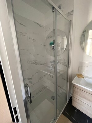 Douche, sèche-cheveux, bidet, serviettes fournies