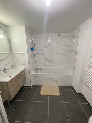 Ducha, secador de pelo, bidet, toallas