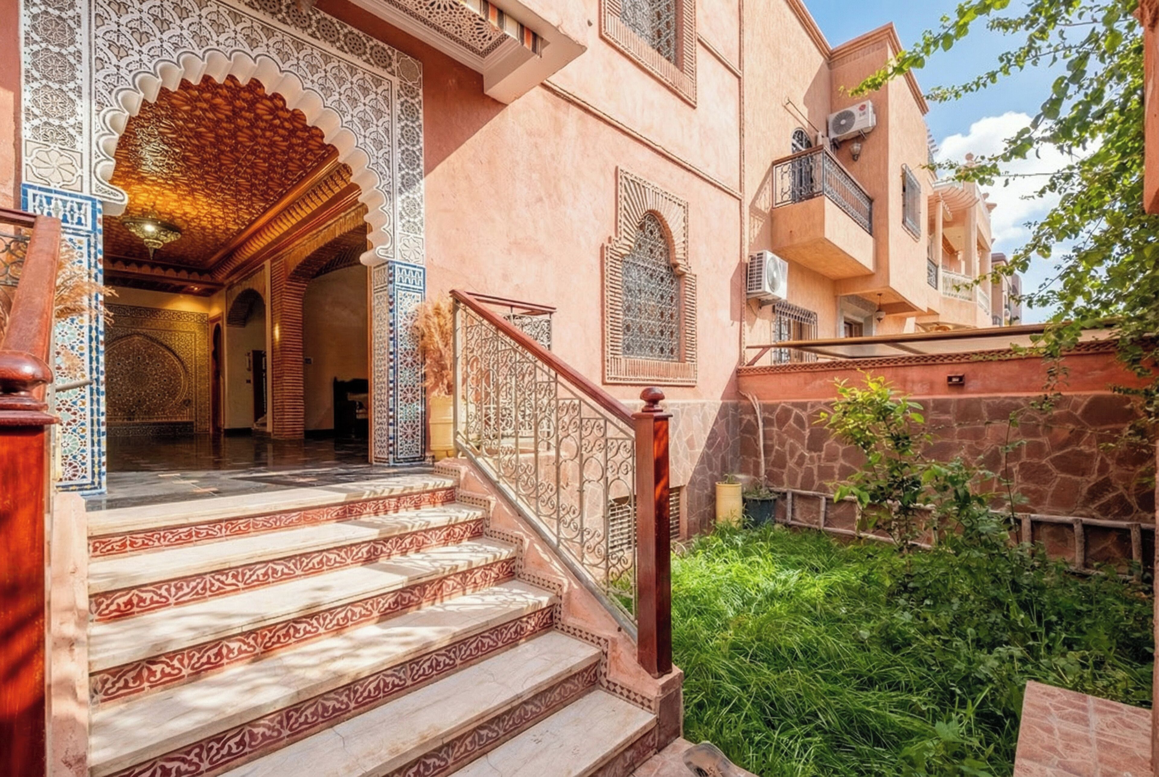 Un bâtiment traditionnel, doté d’arcs décoratifs et de motifs complexes réalisés en carreaux.