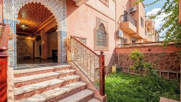 Un bâtiment traditionnel, doté d’arcs décoratifs et de motifs complexes réalisés en carreaux.