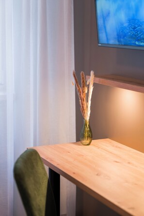 Comfort Single - with a bathtub | In-room safe, individually decorated, individually furnished, desk - Hotel Sandkorn (Nuremberg)