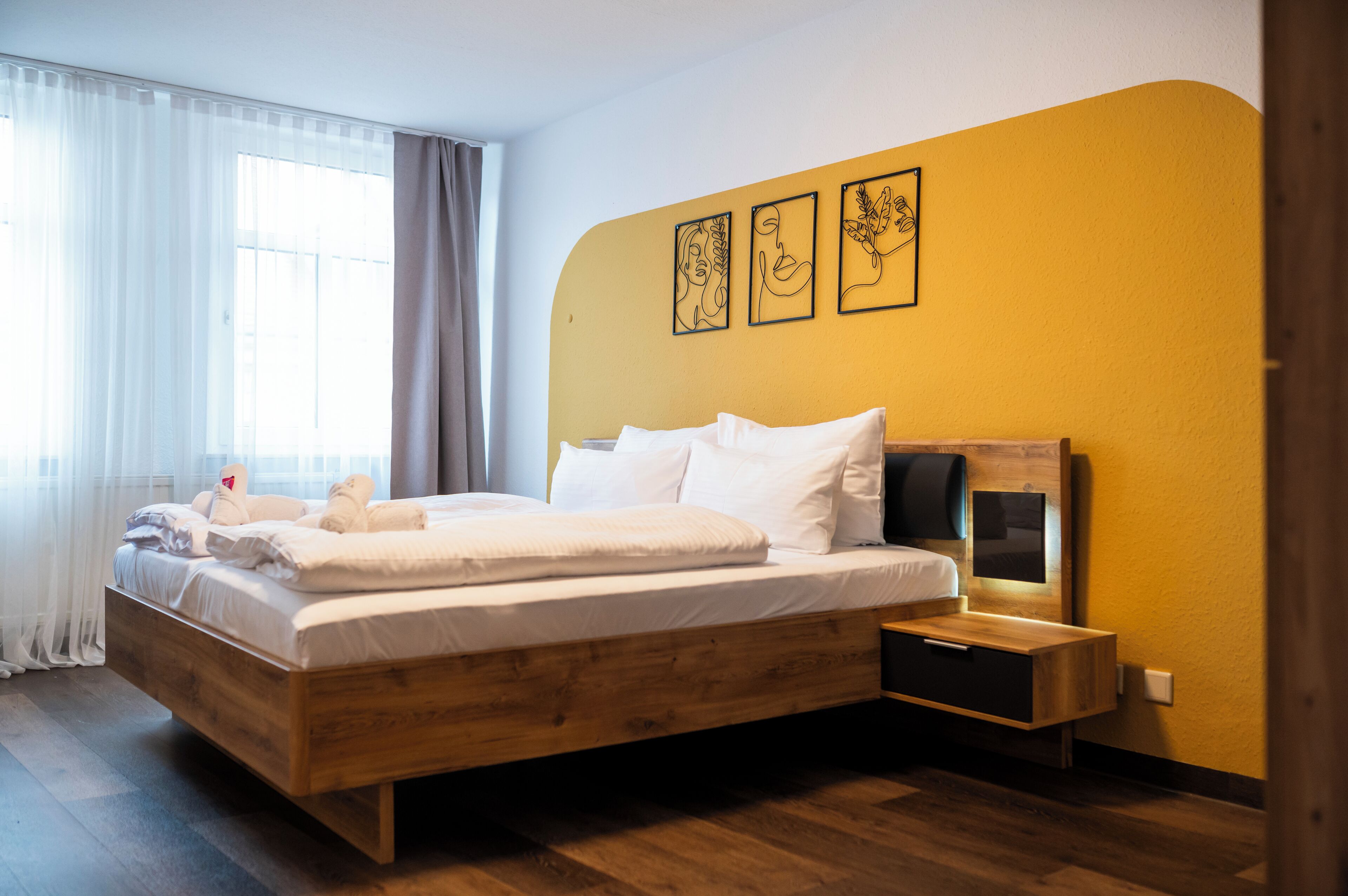 Family Apartment, 2 Bedrooms for 6 | Safe på rommet, individuelt dekorert, individuelt innredet og skrivebord