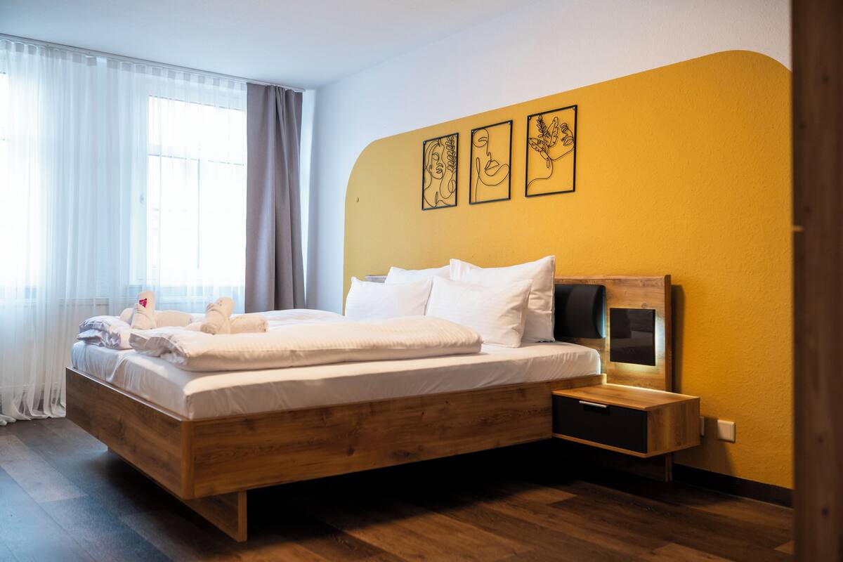 Family Apartment, 2 Bedrooms for 6 | Caja fuerte, escritorio, espacio para trabajar con un portátil