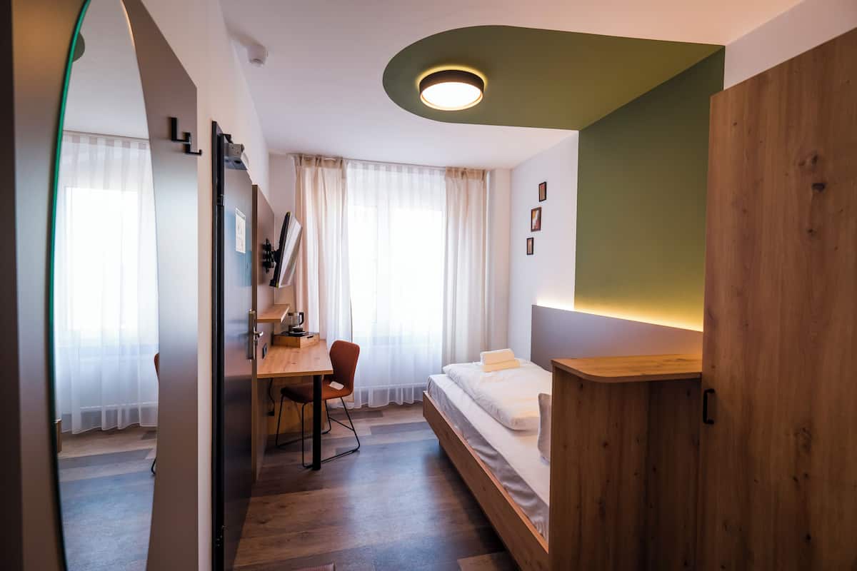 Habitación individual clásica, vistas al patio | Caja fuerte, decoración individual, mobiliario individual y escritorio