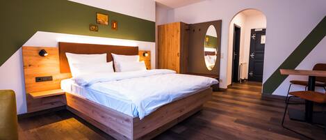 デラックス スタジオ | セーフティボックス (室内)、客室ごとに異なる装飾、客室ごとに異なるインテリア、デスク