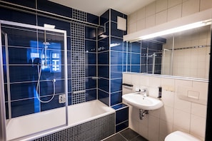 Superior-Doppel- oder -Zweibettzimmer | Badezimmer