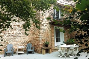 Outdoor dining - Atypical cottage by the stream - South Burgundy (Chevagny-les-Chevrières)