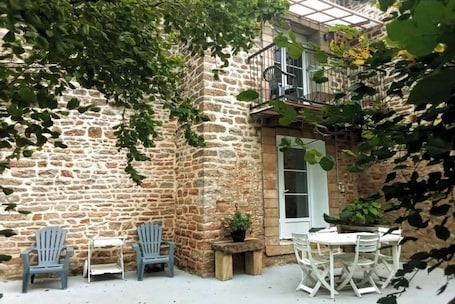 Outdoor dining. Atypical cottage by the stream - South Burgundy