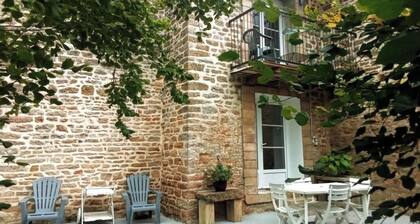 Atypical cottage by the stream - South Burgundy